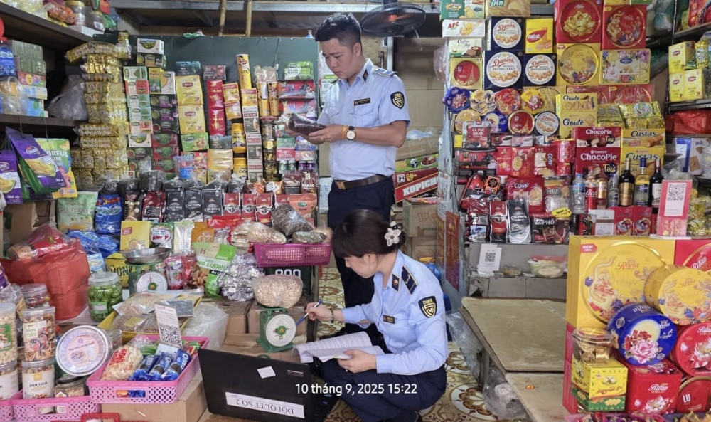 Hà Nội thu giữ hàng nghìn hộp bánh Trung thu và lượng lớn đồ chơi nhập lậu tại phường Hồng Hà và Hoàn Kiếm