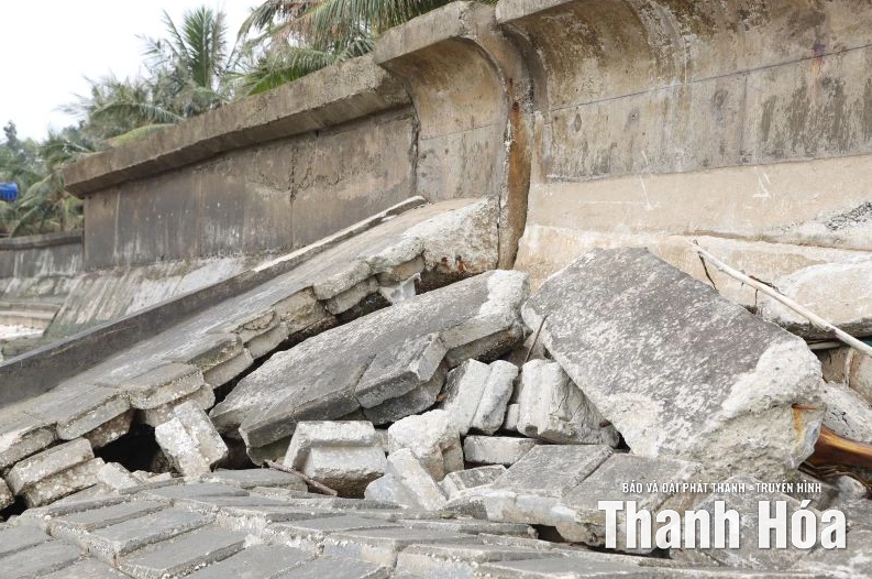 Ban bố tình trạng khẩn cấp tại bãi biển nổi tiếng của Thanh Hóa - ảnh 1