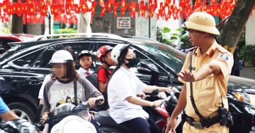 Bị nhắc nhở, xử lý vi phạm khi con không đội mũ bảo hiểm, phụ huynh viện đủ lý do