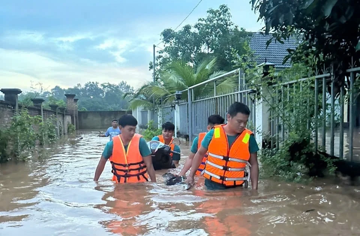 Nước ngập ngang người ở Đồng Nai, quân đội hỗ trợ di dời người và tài sản