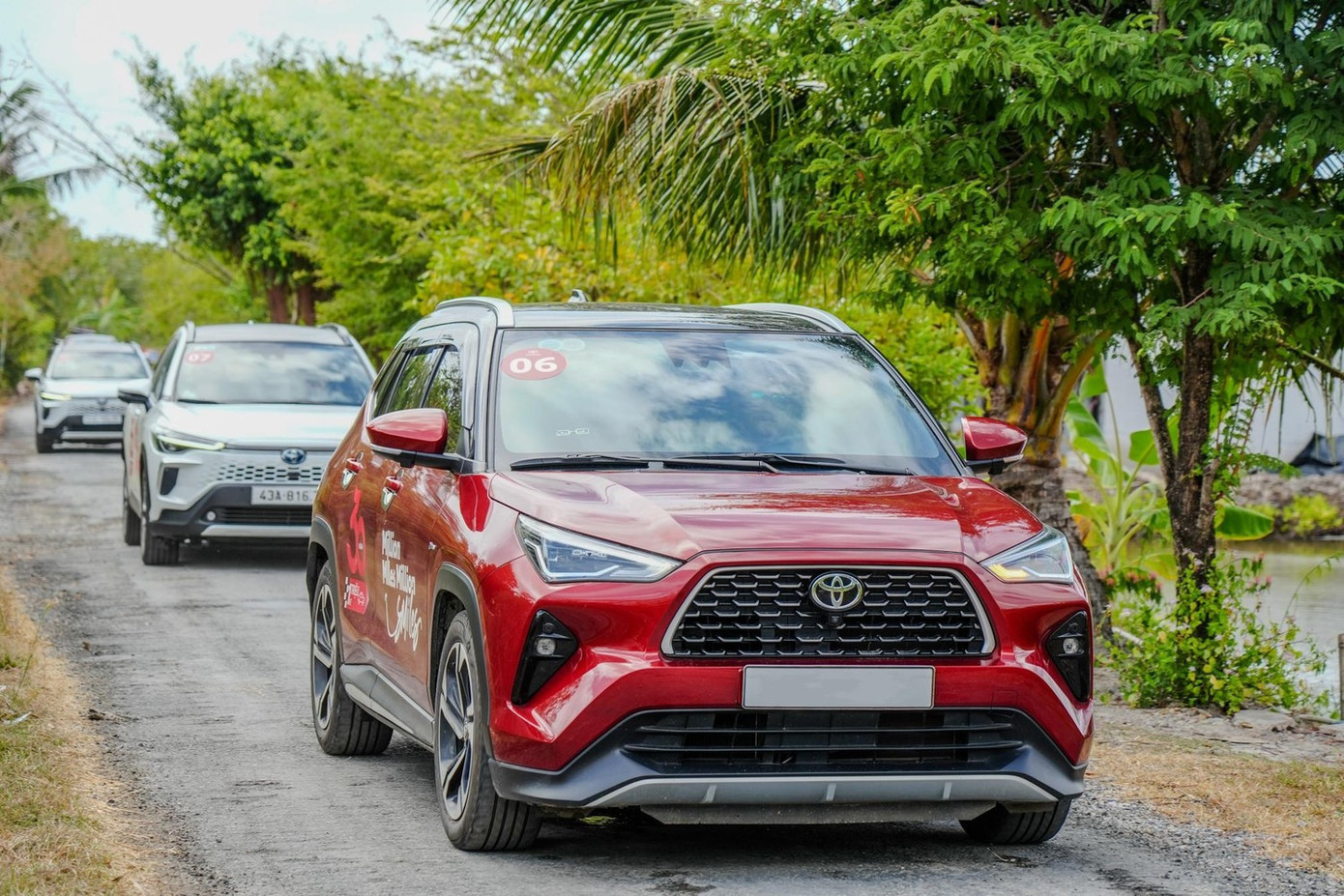 xe-hybrid-toyota.jpg