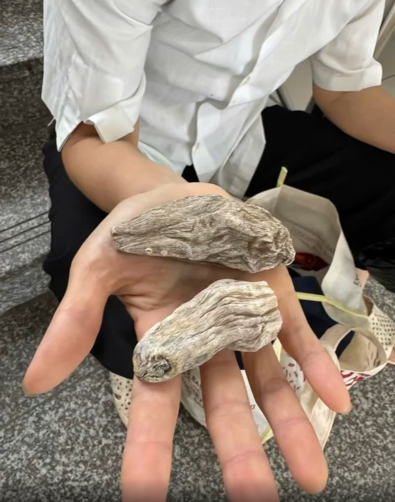 Bà H. đi khám bị người phụ nữ lạ dụ dỗ mua ‘củ thuốc thần’, Bệnh viện Nhiệt đới Trung ương phối hợp công an làm rõ - ảnh 1