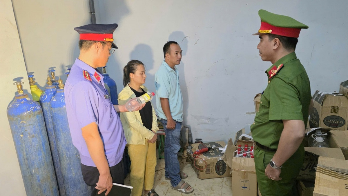 Hãi hùng hơn 30.000 lít giấm độc hại suýt tuồn ra thị trường ở Đà Nẵng Hãi hùng hơn 30.000 lít giấm độc hại suýt tuồn ra thị trường ở Đà Nẵng