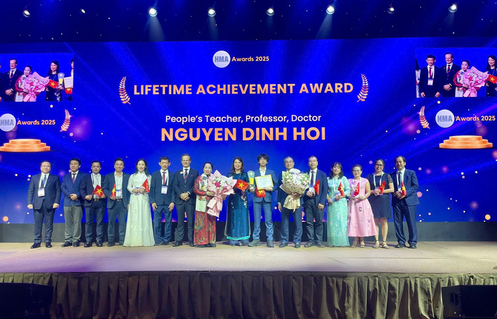 Nhà giáo Nhân dân, bác sĩ U100 của Việt Nam vừa nhận giải thưởng cao quý: ‘Bàn tay vàng’ trong y học, học trò ưu tú của cố GS Tôn Thất Tùng - ảnh 1