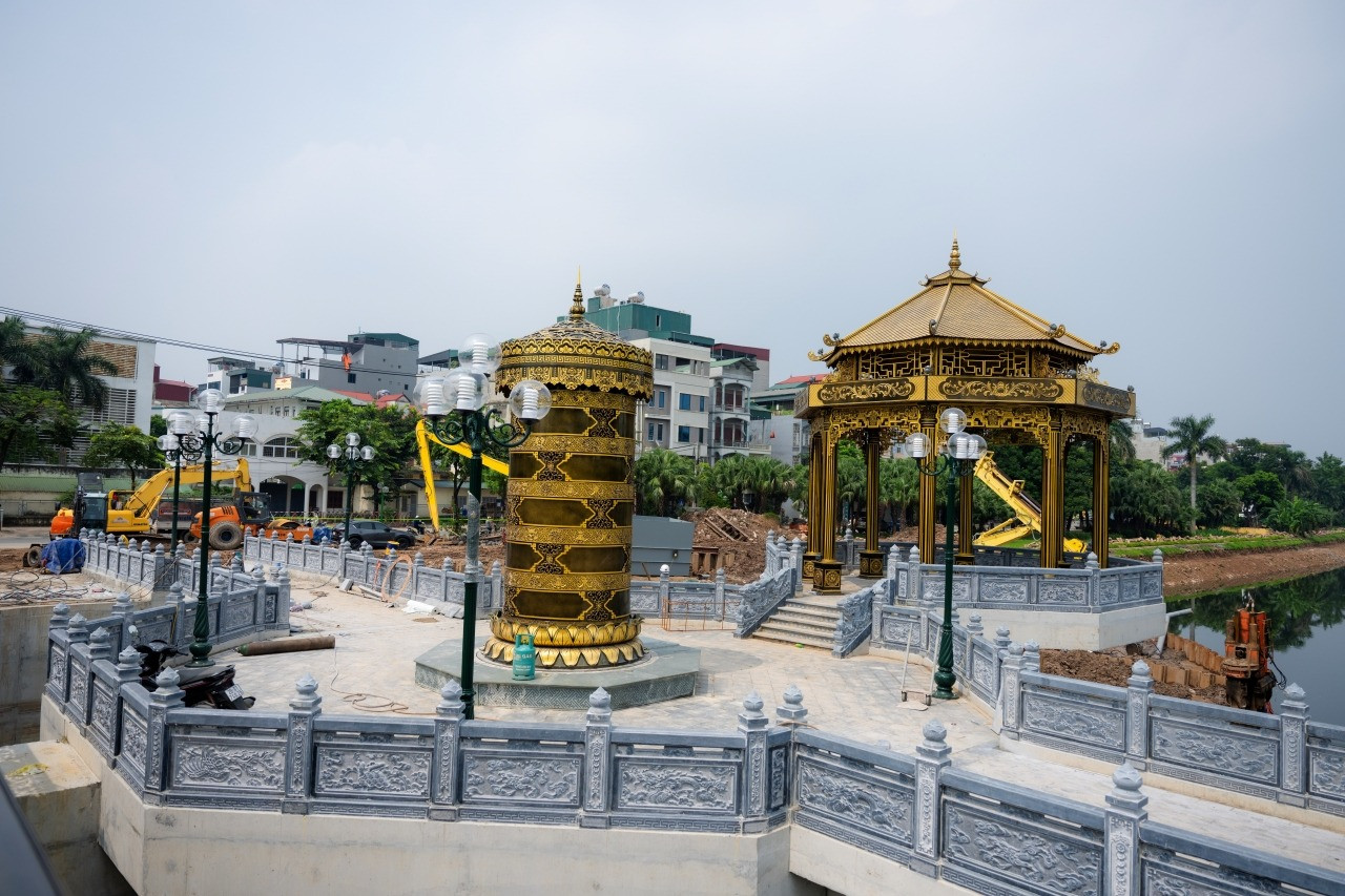 Đập dâng trên dòng sông hơn 2.000 năm tuổi ô nhiễm nhất Thủ đô thành hình đẹp mắt, sắp chính thức hoàn thiện- Ảnh 1.