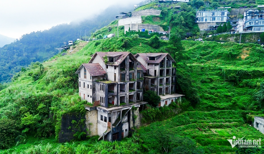 Cảnh hoang tàn, lạnh lẽo của căn biệt thự bề thế bị bỏ hoang hơn 20 năm giữa lòng Tam Đảo- Ảnh 2. Cảnh hoang tàn, lạnh lẽo của căn biệt thự bề thế bị bỏ hoang hơn 20 năm giữa lòng Tam Đảo- Ảnh 2.