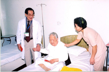 Nhà giáo Nhân dân, bác sĩ U100 của Việt Nam vừa nhận giải thưởng cao quý: ‘Bàn tay vàng’ trong y học, học trò ưu tú của cố GS Tôn Thất Tùng