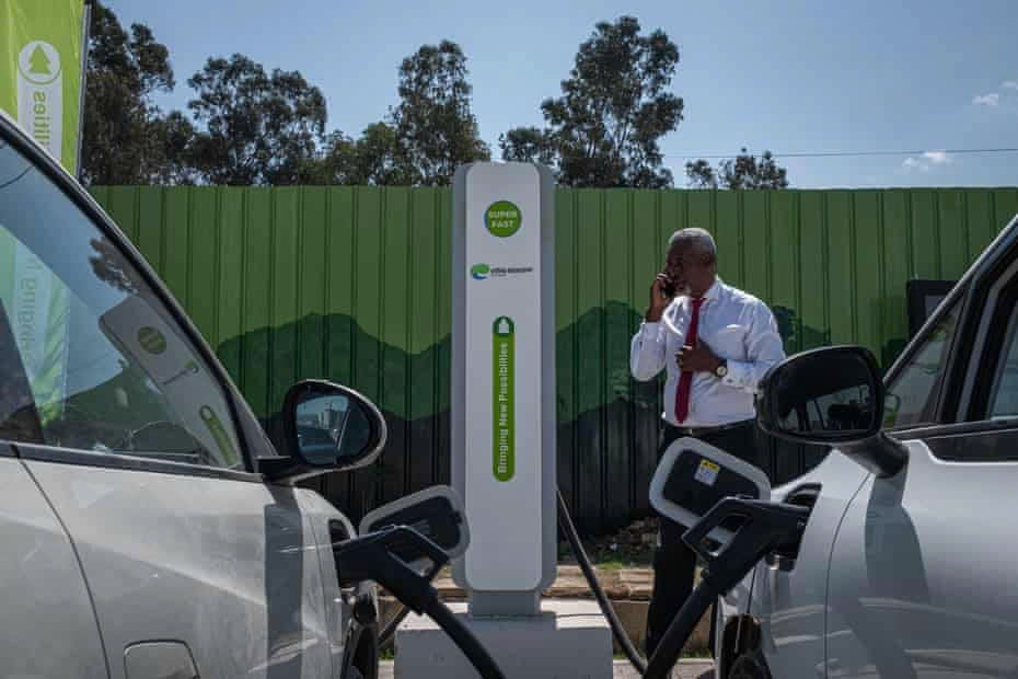 Quốc gia bất ngờ ‘dẫn đầu’ cuộc đua xe điện dù 50% dân số không có điện để dùng - ảnh 1