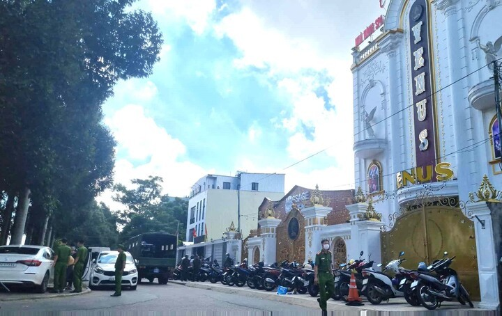 Hơn 100 công an đồng loạt khám xét ‘điểm ăn chơi’ nổi tiếng, bắt hơn 50 người - ảnh 1