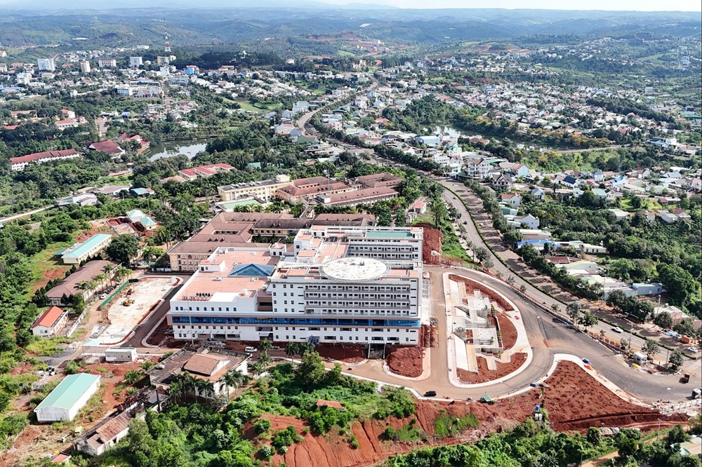 Cận cảnh bệnh viện trăm tỷ có bãi đáp trực thăng đầu tiên ở tỉnh rộng nhất Việt Nam - ảnh 1