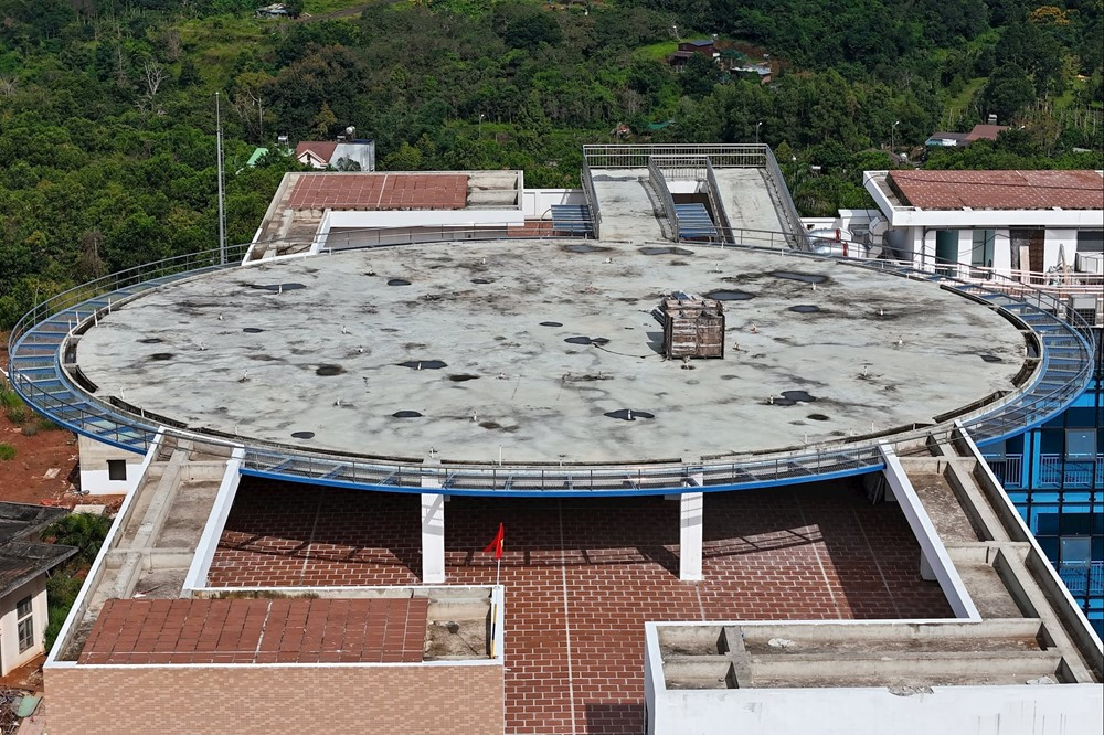 Cận cảnh bệnh viện trăm tỷ có bãi đáp trực thăng đầu tiên ở tỉnh rộng nhất Việt Nam - ảnh 2