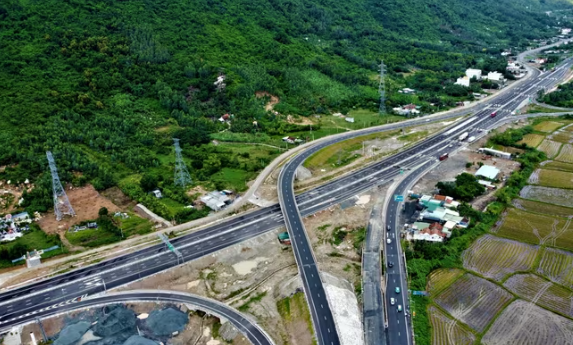 Cao tốc 12.000 tỷ có bóng dáng Tập đoàn Sơn Hải sắp thông xe toàn tuyến, giảm tải cho quốc lộ dài nhất Việt Nam- Ảnh 2.