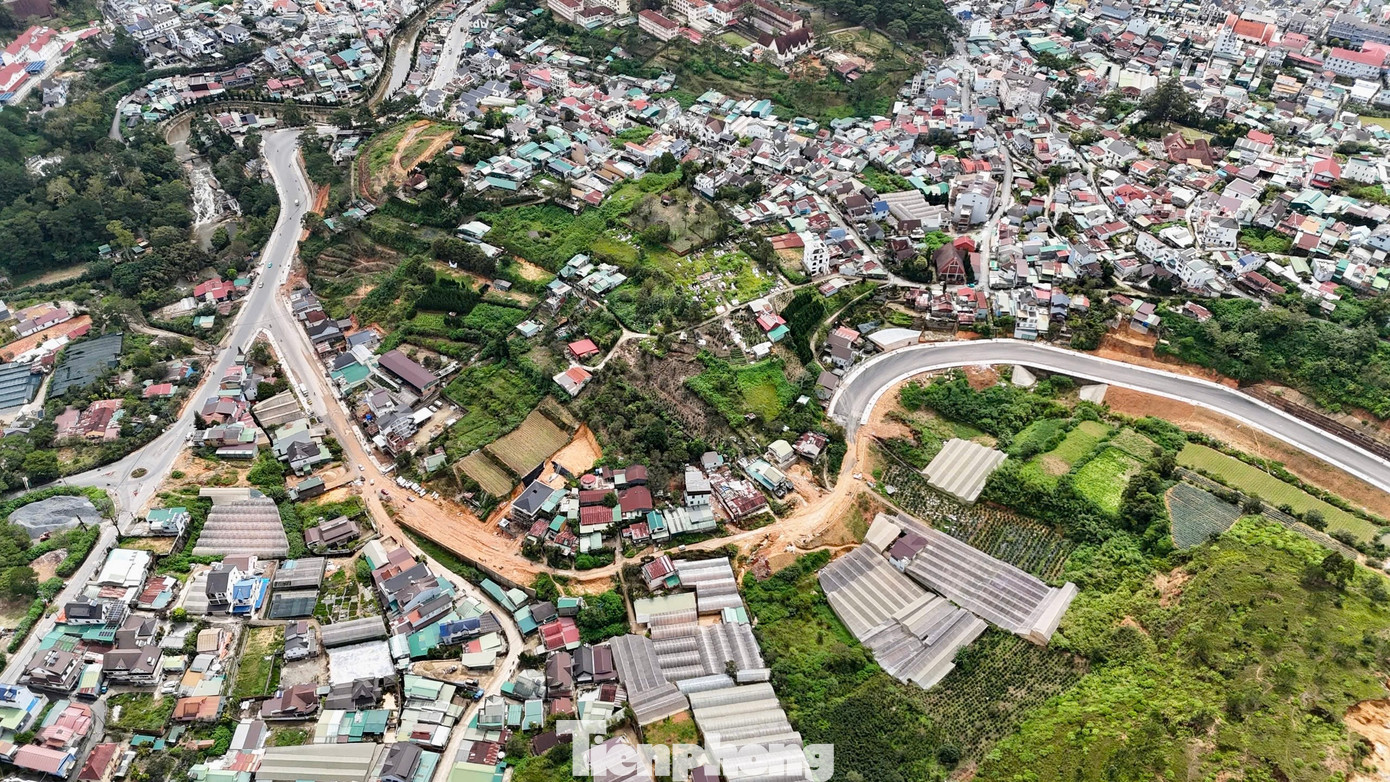 Tuy nhiên, theo Trung tâm Kỹ thuật tài nguyên môi trường và phát triển quỹ đất tỉnh Lâm Đồng, hiện tuyến đường đã hoàn thành 7km, nhưng 400m cuối vẫn chưa thể thi công do còn 7 hộ dân chưa bàn giao mặt bằng. tp-8.jpg