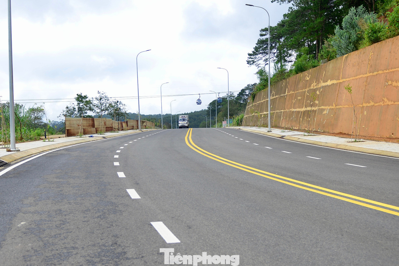 Theo Trung tâm Kỹ thuật tài nguyên môi trường và phát triển quỹ đất tỉnh Lâm Đồng, phương án bồi thường, hỗ trợ và tái định cư của dự án được UBND tỉnh Lâm Đồng phê duyệt với 21 quyết định, tổng giá trị hơn 372 tỷ đồng. Trong đó, hơn 342 tỷ đồng đã được chi trả cho 148 hộ dân liên quan đến dự án. tp-3.jpg