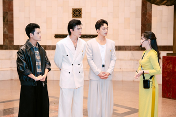 3 diễn viên trong phim ‘Mưa đỏ’ nhận Huy hiệu Bác Hồ