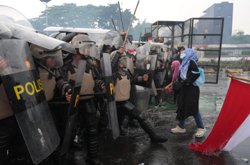 Nhà đầu tư nước ngoài tháo chạy, rút vốn với tốc độ không tưởng: Chuyện gì đang xảy ra ở nền kinh tế số 1 Đông Nam Á?