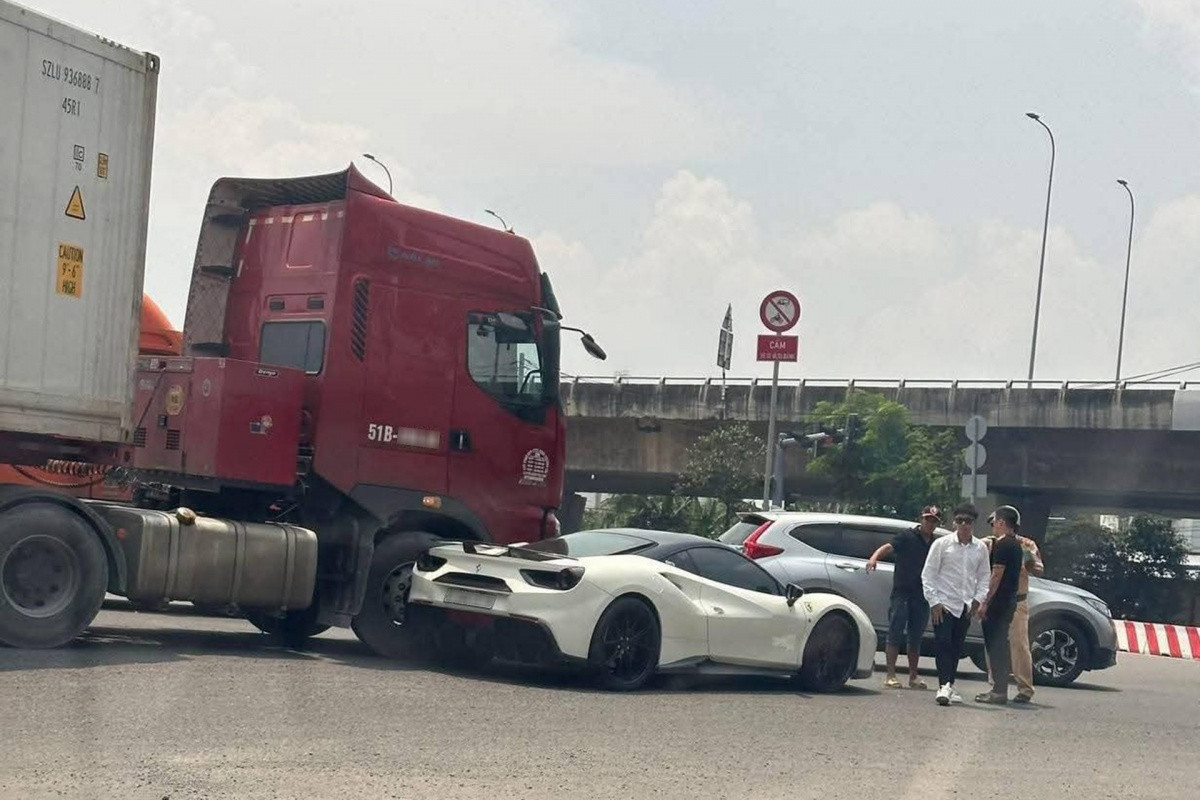 Siêu xe Ferrari 488 từng va chạm xe đầu kéo: Chủ cũ là một hoa hậu, rao bán với giá rất rẻ