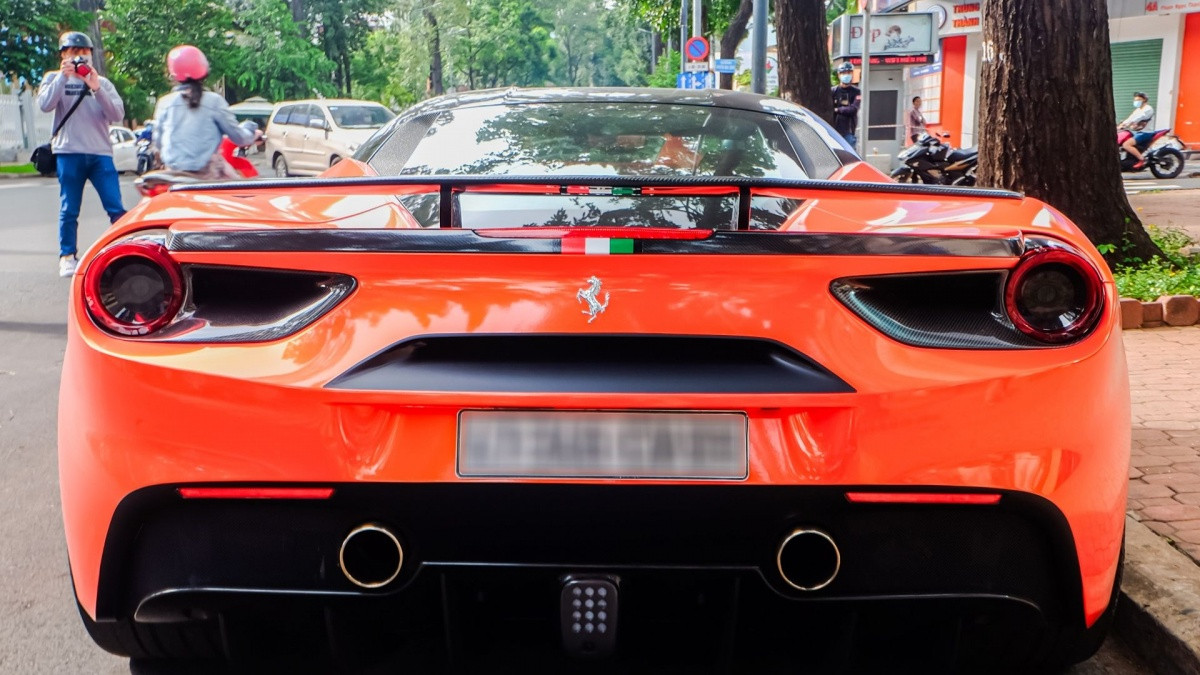 Siêu xe Ferrari 488 từng va chạm xe đầu kéo: Chủ cũ là một hoa hậu, rao bán với giá rất rẻ