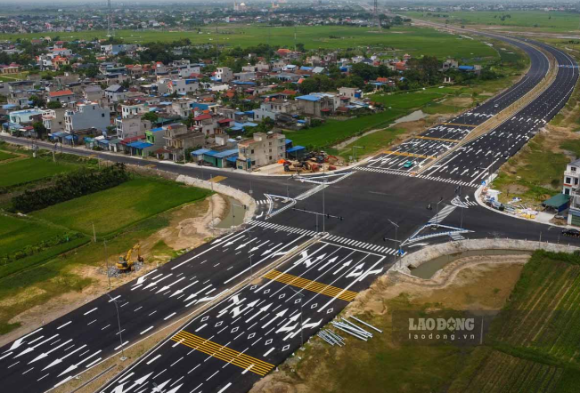 Chỉ 2 tháng nữa, tuyến đường ven biển 8 làn xe rút ngắn thời gian di chuyển Nam Định - Lạc Quần chỉ còn 25 phút sẽ chính thức hoàn thành- Ảnh 1.