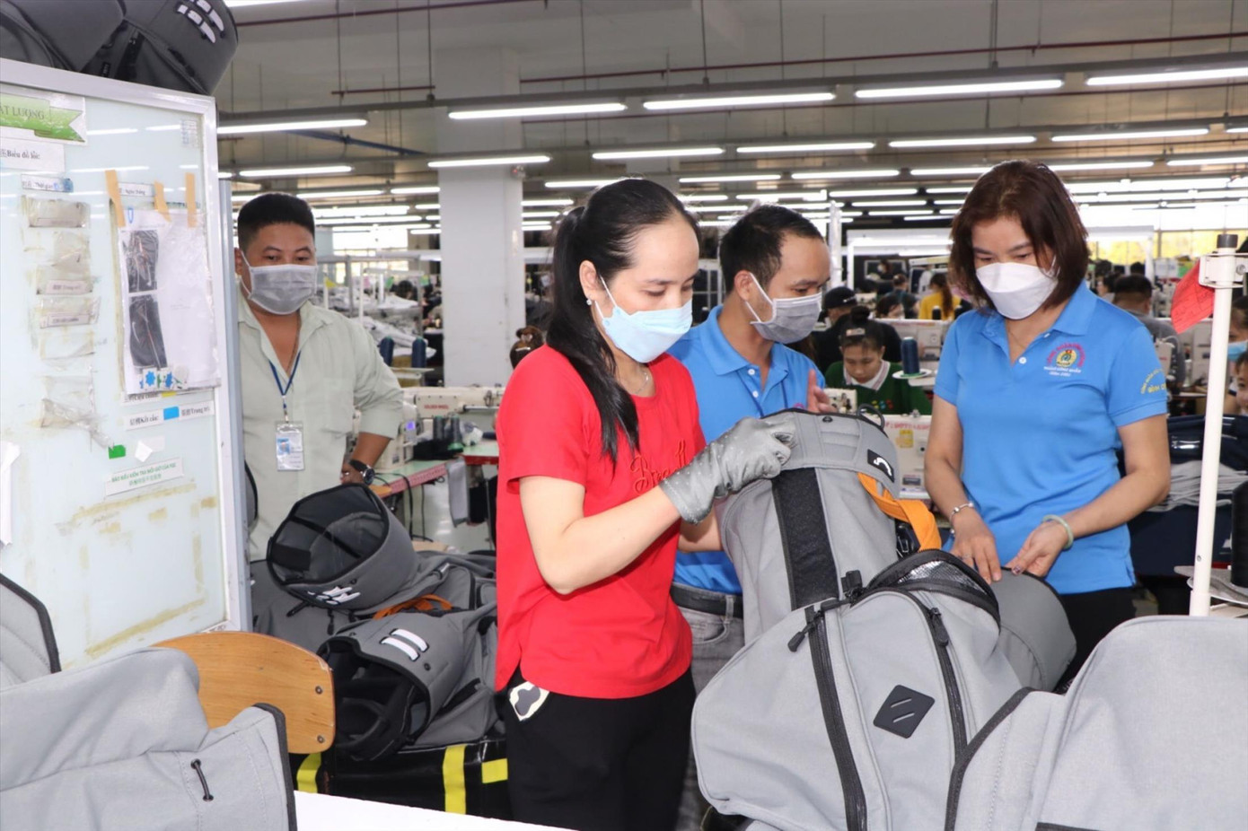 Công nhân sản xuất trong nhà máy ở Bình Dương Ảnh HC .jpg