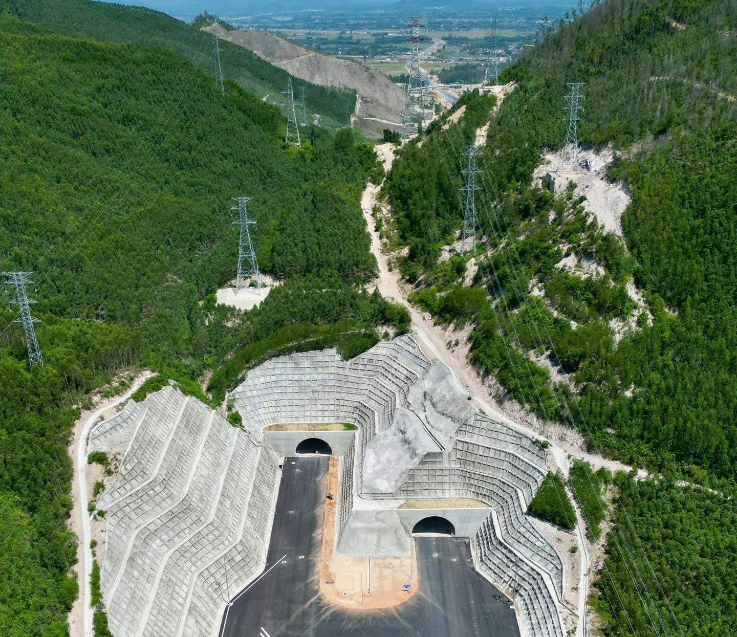 Tin vui về hầm xuyên núi Sơn Triệu trên tuyến cao tốc 14.800 tỷ đồng- Ảnh 1.