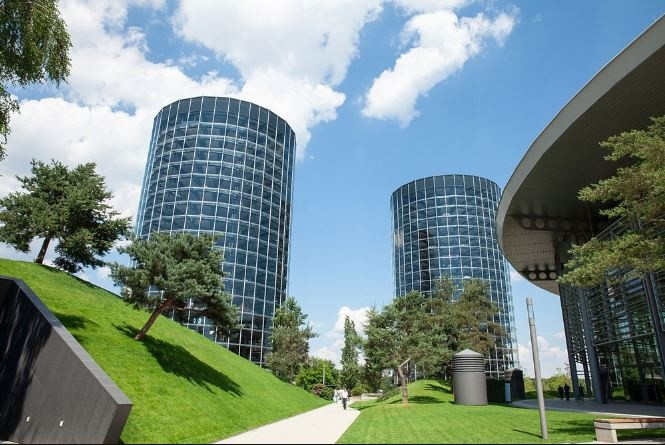 Chiêm ngưỡng cận cảnh nhà máy sản xuất ô tô lớn nhất thế giới: Biểu tượng là 2 toà tháp chọc trời tự động 'nuốt' và 'nhả' 500 chiếc xe mỗi ngày