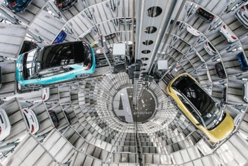 Chiêm ngưỡng cận cảnh nhà máy sản xuất ô tô lớn nhất thế giới: Biểu tượng là 2 toà tháp chọc trời tự động 'nuốt' và 'nhả' 500 chiếc xe mỗi ngày