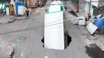 Khoảnh khắc gây sốc: Xe tải chở nước ngọt bất ngờ 'biến mất' giữa phố khiến nhiều người hoảng hốt