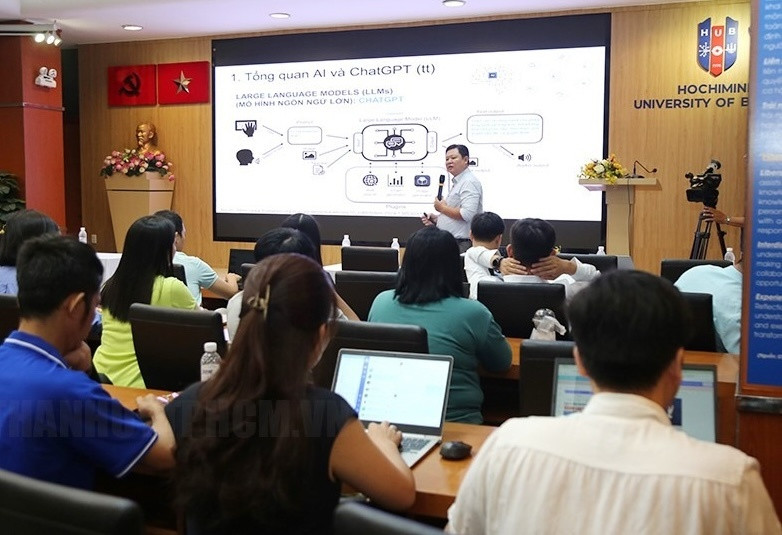 Tiêu chuẩn bằng cấp theo hướng dẫn mới nhất đối với cán bộ, công chức: Bằng tại chức, hệ vừa làm vừa học có đáp ứng được yêu cầu?