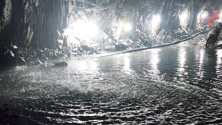 Hầm xuyên núi dài nhất tuyến cao tốc Khánh Hòa - Buôn Ma Thuột do Đèo Cả thi công chồng chất khó khăn- Ảnh 1.