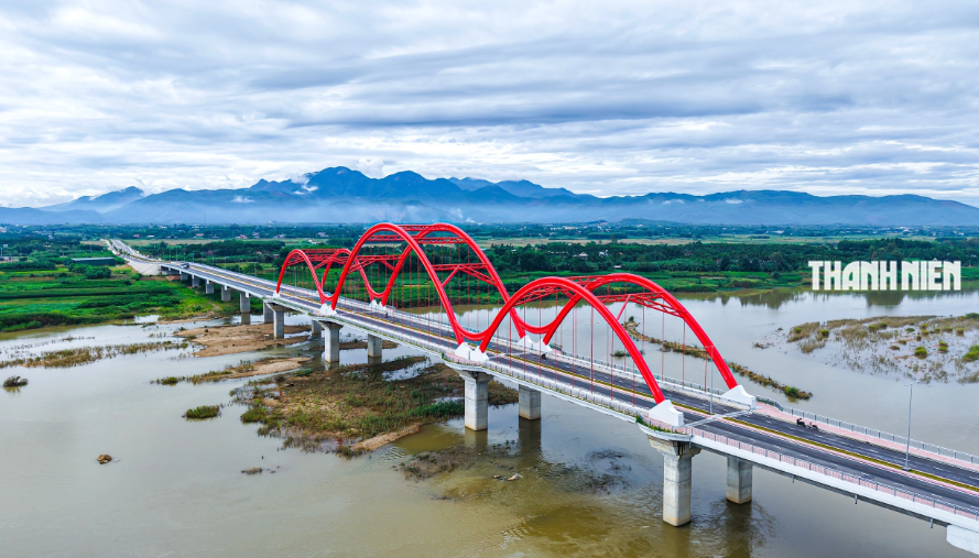Hôm nay, cây cầu vòm thép đầu tiên của tỉnh Quảng Ngãi chính thức khánh thành- Ảnh 1.