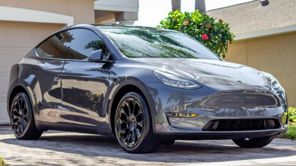 Dùng xe Tesla, nhiều bố mẹ phải đập cửa kính để cứu con