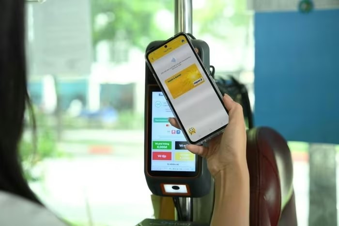 Từ ngày 16/9, hành khách đi xe buýt tại TP. Hồ Chí Minh có thể thanh toán vé bằng thẻ Napas - ảnh 1