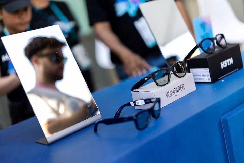 Kính thông minh Rayban tích hợp màn hình giá 21 triệu đồng, Mark Zuckerberg miêu tả là ‘cửa ngõ đến siêu trí tuệ' - ảnh 1