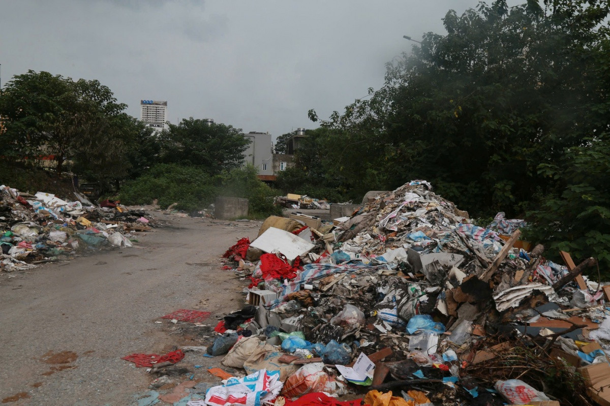 Hàng trăm hộp mỹ phẩm mới cứng bị vứt ngổn ngang tại bãi rác tự phát Hàng trăm hộp mỹ phẩm mới cứng bị vứt ngổn ngang tại bãi rác tự phát