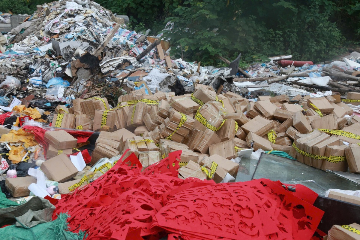 Hàng trăm hộp mỹ phẩm mới cứng bị vứt ngổn ngang tại bãi rác tự phát Hàng trăm hộp mỹ phẩm mới cứng bị vứt ngổn ngang tại bãi rác tự phát
