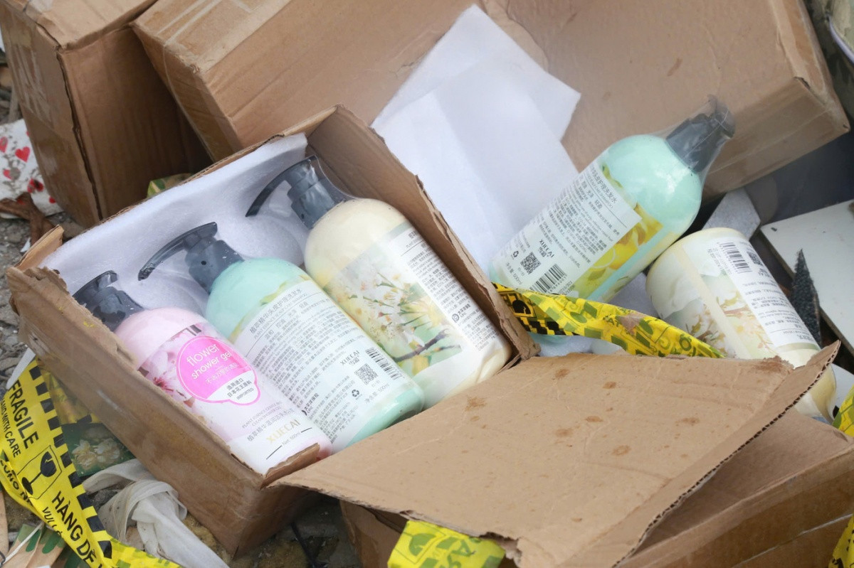 Hàng trăm hộp mỹ phẩm mới cứng bị vứt ngổn ngang tại bãi rác tự phát Hàng trăm hộp mỹ phẩm mới cứng bị vứt ngổn ngang tại bãi rác tự phát