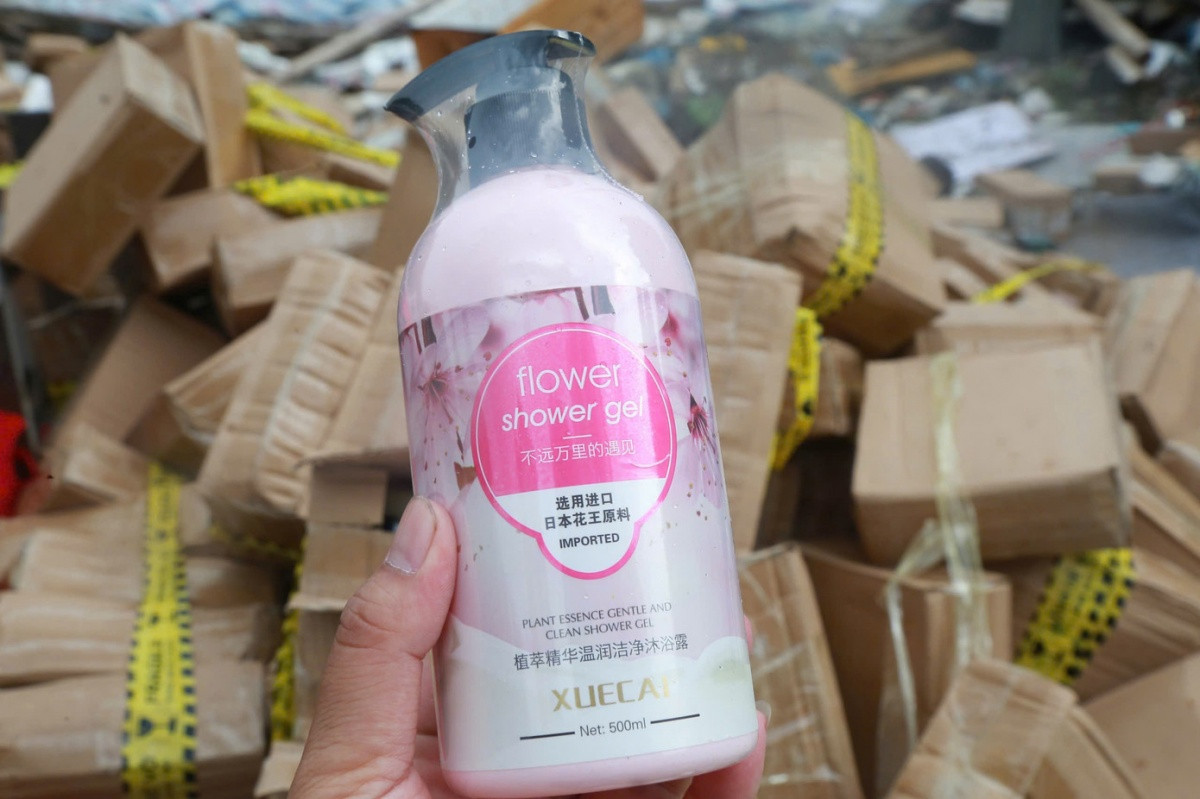 Hàng trăm hộp mỹ phẩm mới cứng bị vứt ngổn ngang tại bãi rác tự phát Hàng trăm hộp mỹ phẩm mới cứng bị vứt ngổn ngang tại bãi rác tự phát