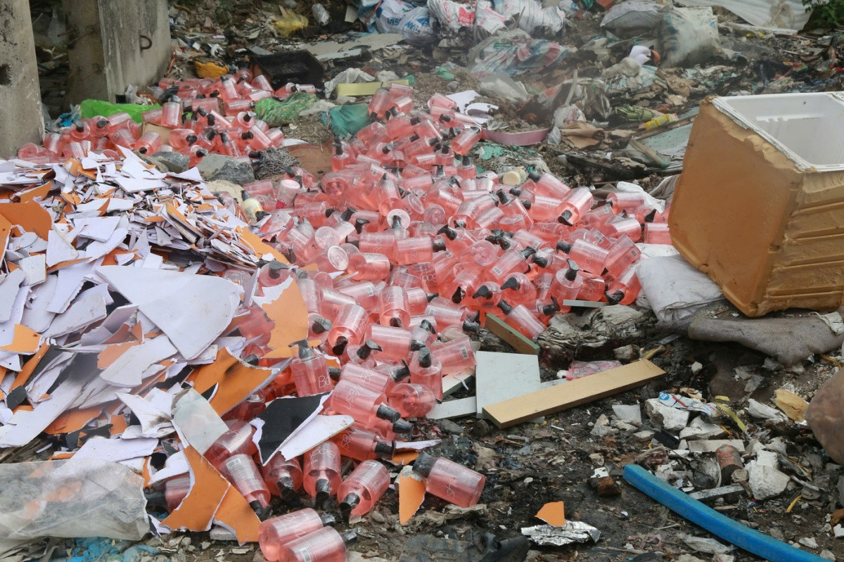 Hàng trăm hộp mỹ phẩm mới cứng bị vứt ngổn ngang tại bãi rác tự phát Hàng trăm hộp mỹ phẩm mới cứng bị vứt ngổn ngang tại bãi rác tự phát
