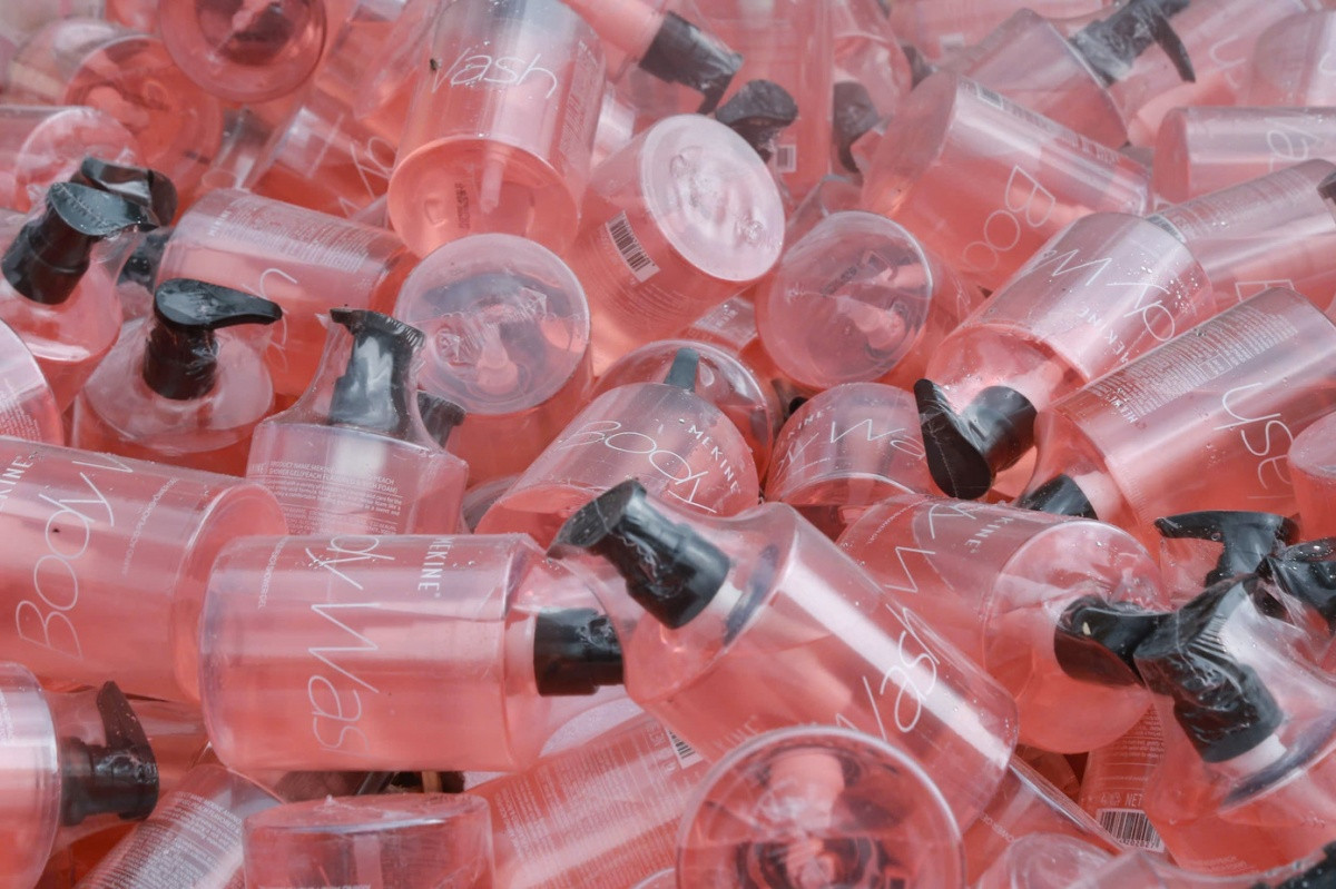 Hàng trăm hộp mỹ phẩm mới cứng bị vứt ngổn ngang tại bãi rác tự phát Hàng trăm hộp mỹ phẩm mới cứng bị vứt ngổn ngang tại bãi rác tự phát