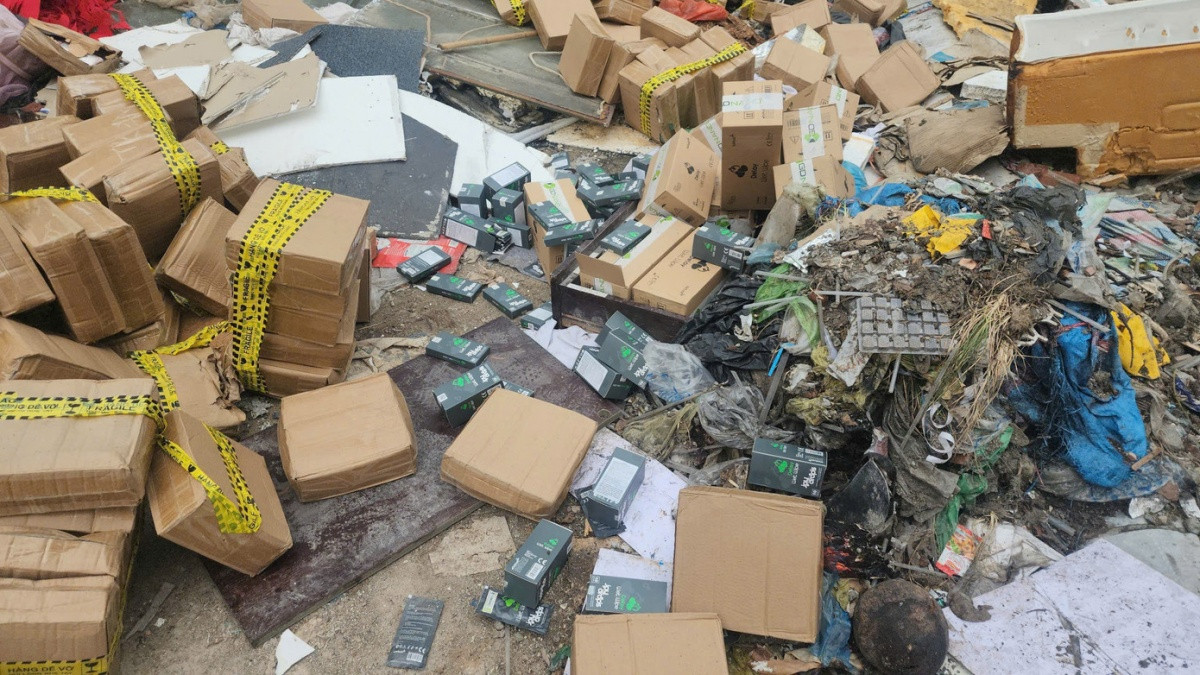 Hàng trăm hộp mỹ phẩm mới cứng bị vứt ngổn ngang tại bãi rác tự phát Hàng trăm hộp mỹ phẩm mới cứng bị vứt ngổn ngang tại bãi rác tự phát