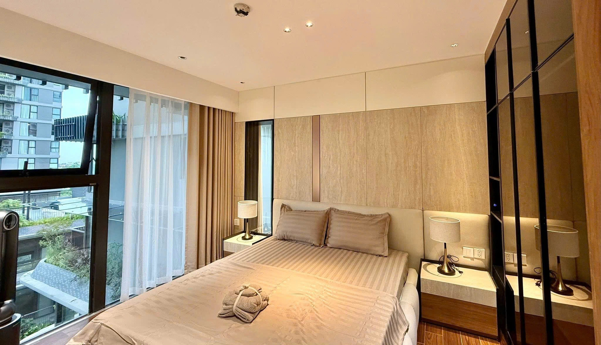 Căn hộ thông tầng giữa lòng thành phố của bà mẹ 2 con: Sang chảnh nhưng không kém phần ấm cúng, chỉ nhìn view bếp đã thấy đắt giá- Ảnh 5.