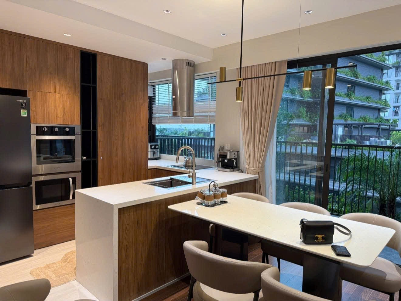 Căn hộ thông tầng giữa lòng thành phố của bà mẹ 2 con: Sang chảnh nhưng không kém phần ấm cúng, chỉ nhìn view bếp đã thấy đắt giá- Ảnh 9.