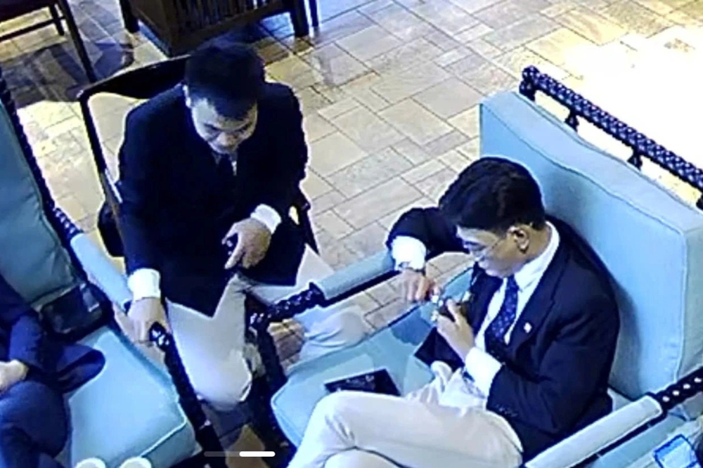 Công an vào cuộc vụ ‘tổng tài' giơ tay ra hiệu dừng đánh nhân viên quán cà phê - ảnh 1