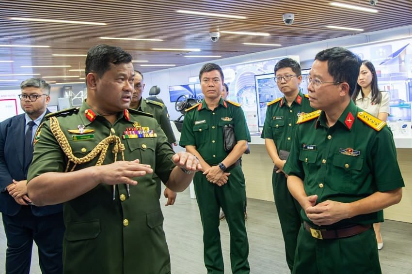Tận mắt thấy tiềm lực của Viettel, lãnh đạo Quân đội Hoàng gia Brunei thừa nhận 'rất khâm phục'