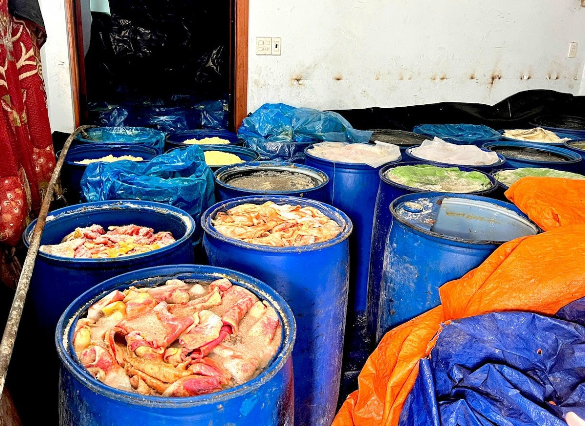 Rùng mình với cơ sở làm lạp xưởng: Gần 100 phi mỡ lợn phân hủy hôi thối, nhiều loại phụ gia thực phẩm đã hết hạn sử dụng