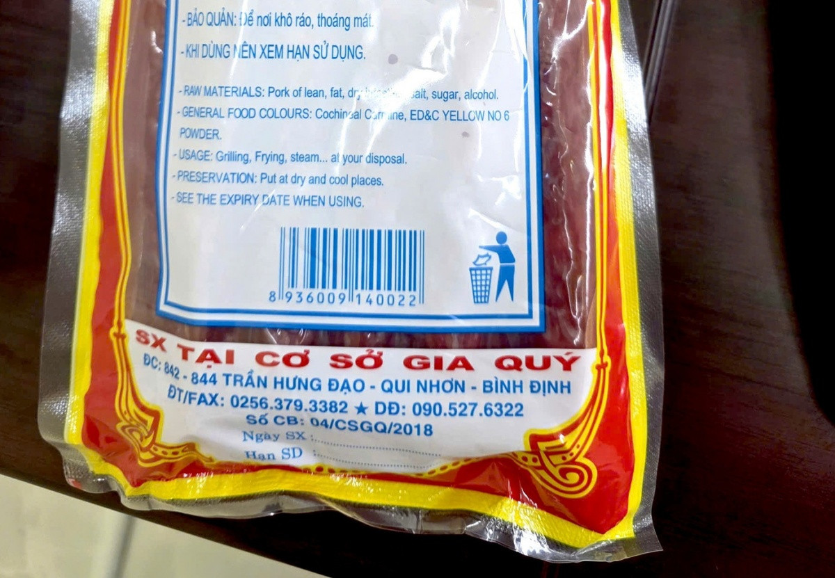Rùng mình với cơ sở làm lạp xưởng: Gần 100 phi mỡ lợn phân hủy hôi thối, nhiều loại phụ gia thực phẩm đã hết hạn sử dụng