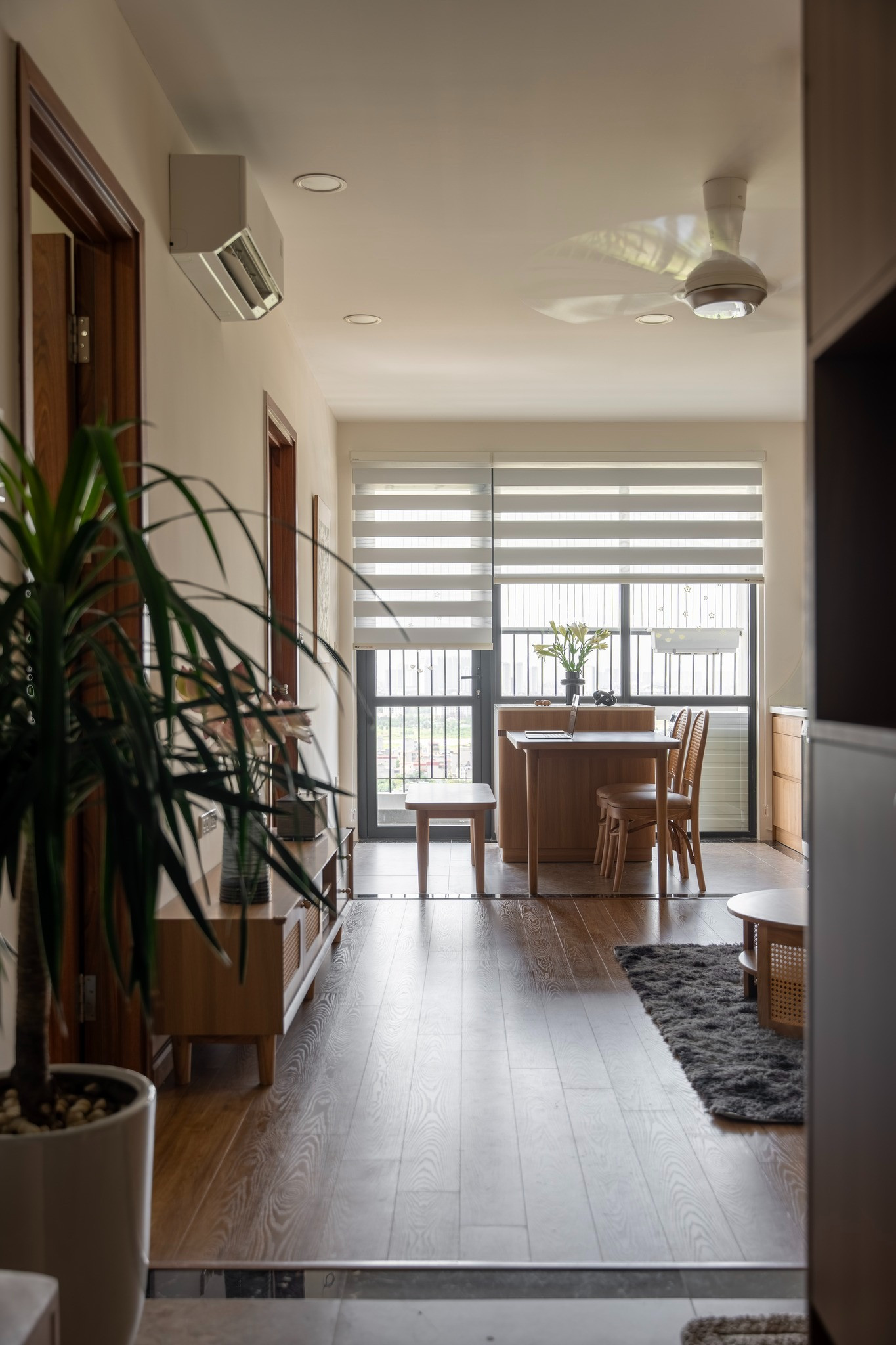 Ấm áp căn hộ đáng sống giữa lòng thành phố lớn: Khi tối giản lại trở thành 'có gu'- Ảnh 1.