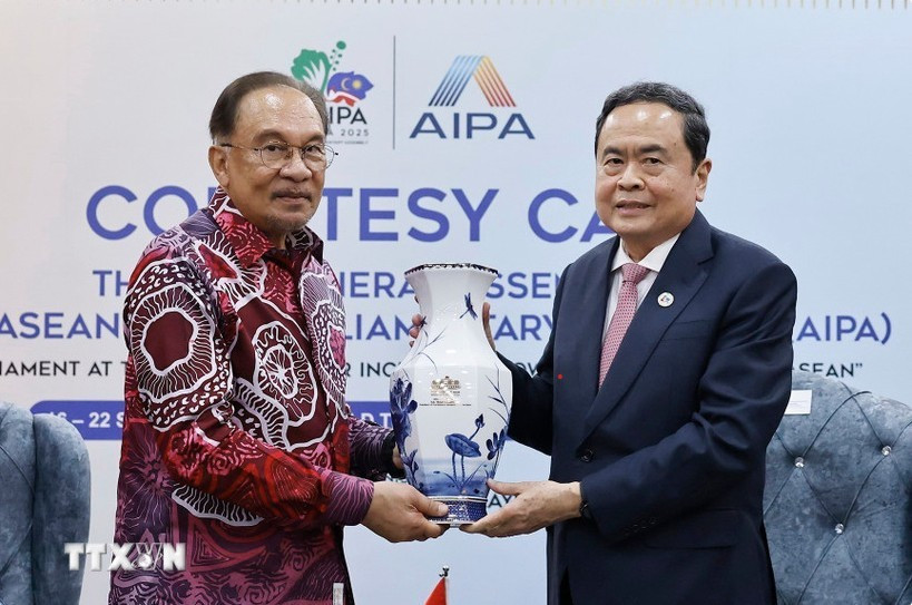 Chủ tịch Quốc hội Trần Thanh Mẫn tặng quà lưu niệm Thủ tướng Malaysia Anwar Ibrahim. (Ảnh: TTXVN) malaysia.jpg