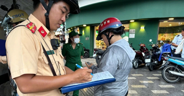 Chạy xe lên vỉa hè, nhiều người nhận mức phạt đến 6 triệu đồng